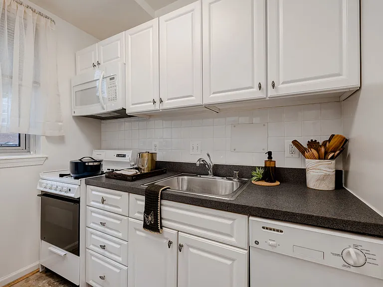 Quebec House Apartments — Photo 11