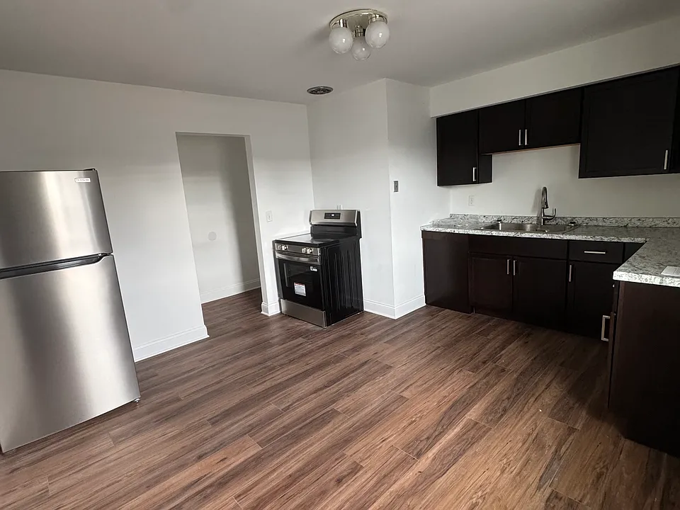 110 E North St