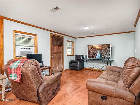 5th image of 165 Daymon Cir
