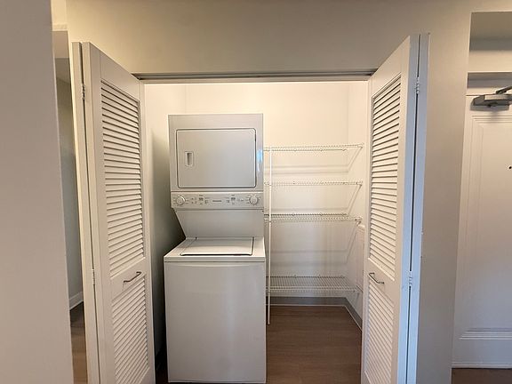 4th image of 2808 N Leavitt St #301