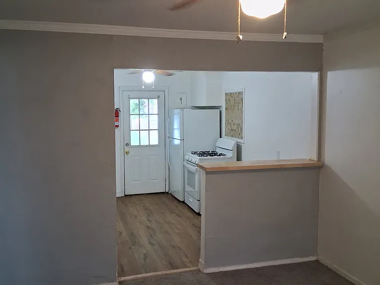 110 E Rogers St — Photo 2