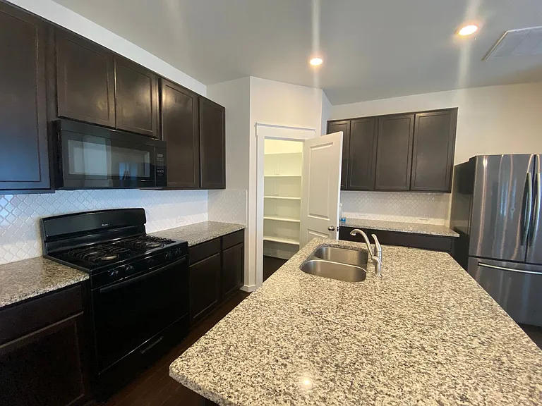 17115 Alturas Ave — Photo 10