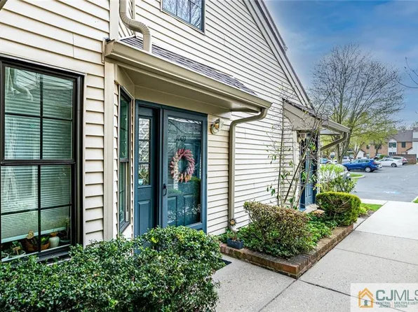 1009 Harbour Club Dr, Parlin, NJ 08859