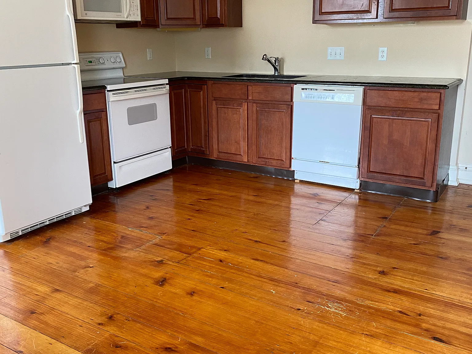 2 bed, 1000 sqft, $1,500 — Photo 2