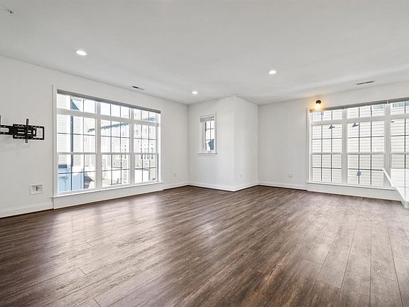 4th image of 2122 Westcott Ln