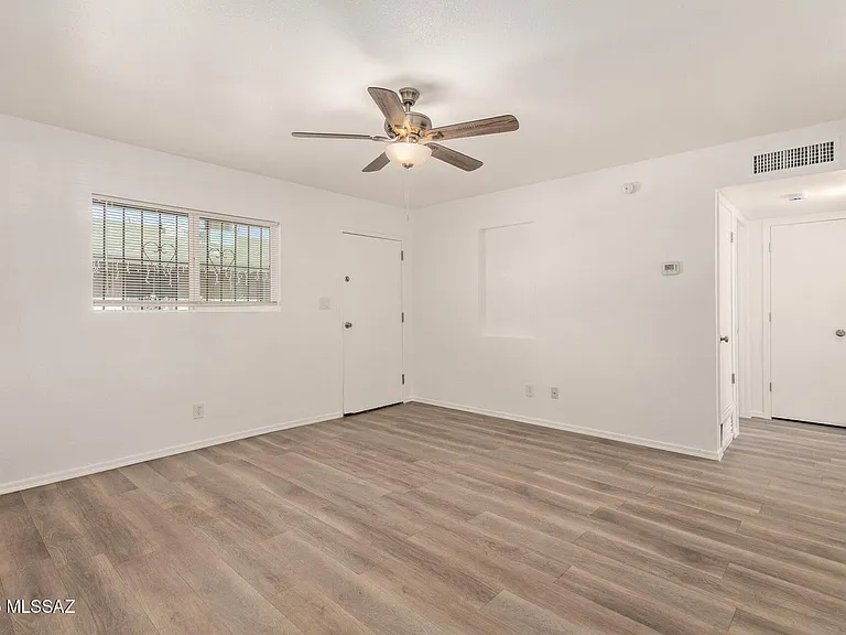 137 S Grande Ave #4 — Photo 4
