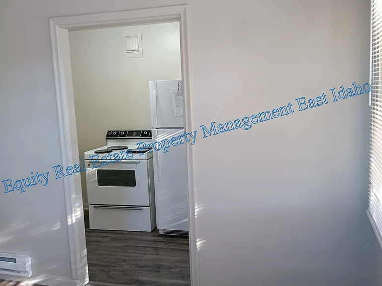 1698 N Garfield Ave — Photo 3