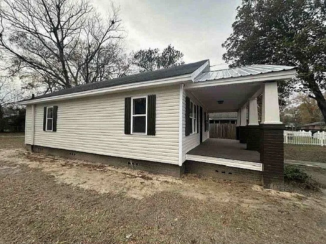 3 bed, 2.0 bath, 1121 sqft, $1,600 — Photo 2