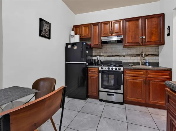 2234 Ocean Avenue image 9 of 23