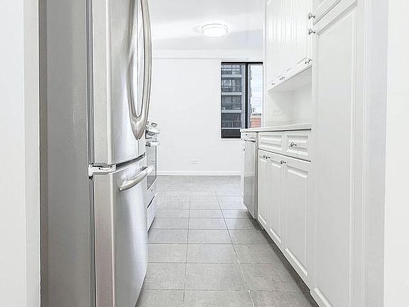 4th image of 245 E 58th St APT 26D