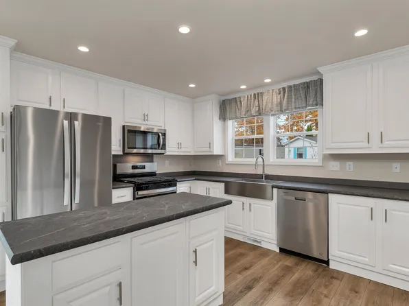 16 Sycamore Avenue, North Hampton, NH 03862