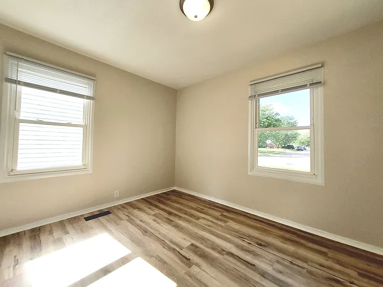1100 E Sherman St — Photo 18