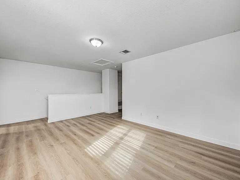 9012 Edmundsbury Dr — Photo 21