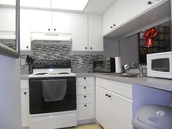 3rd image of 2995 Sir Hamilton Cir