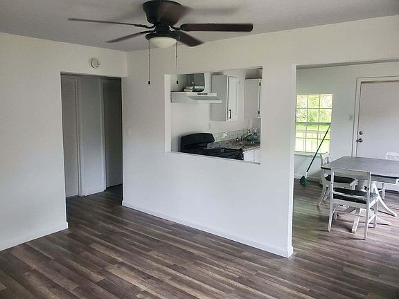 3rd image of 210 Gloria St