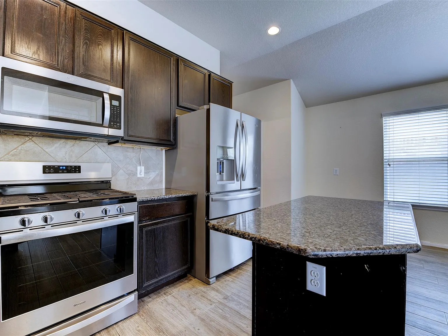 3 bed, 2.0 bath, 1941 sqft, $1,950 — Photo 2