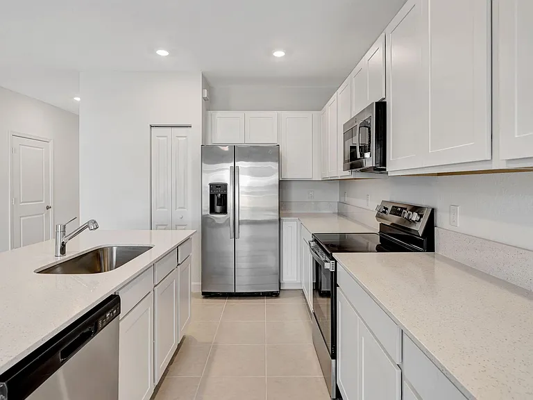 539 SE Rivergrass St — Photo 5