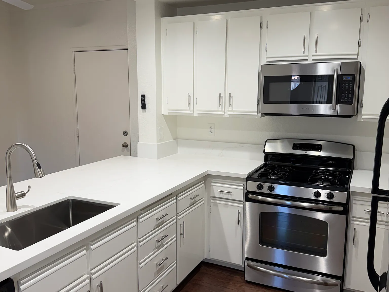 2 bed, 1080 sqft, $3,300 — Photo 2