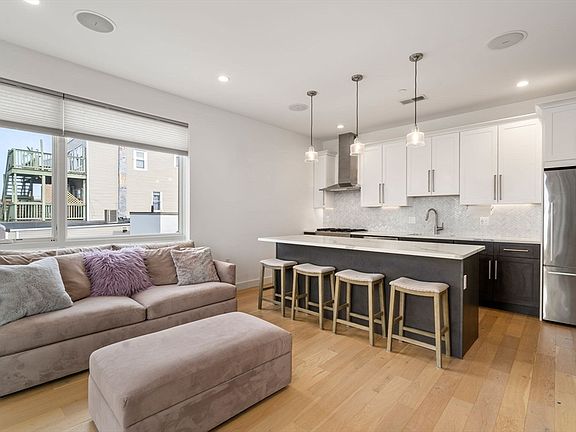 3rd image of 946 Saratoga St #202