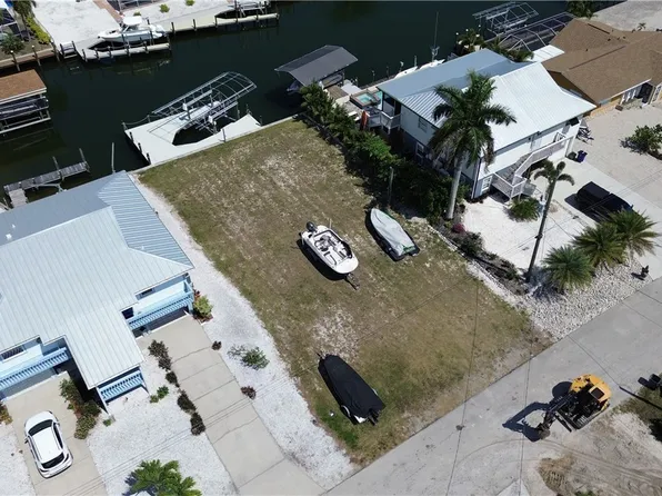 2480 Sycamore St, Saint James City, FL 33956