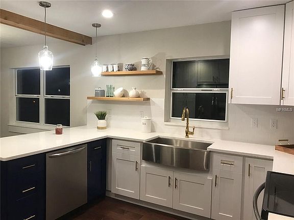 5th image of 902 N Newport Ave
