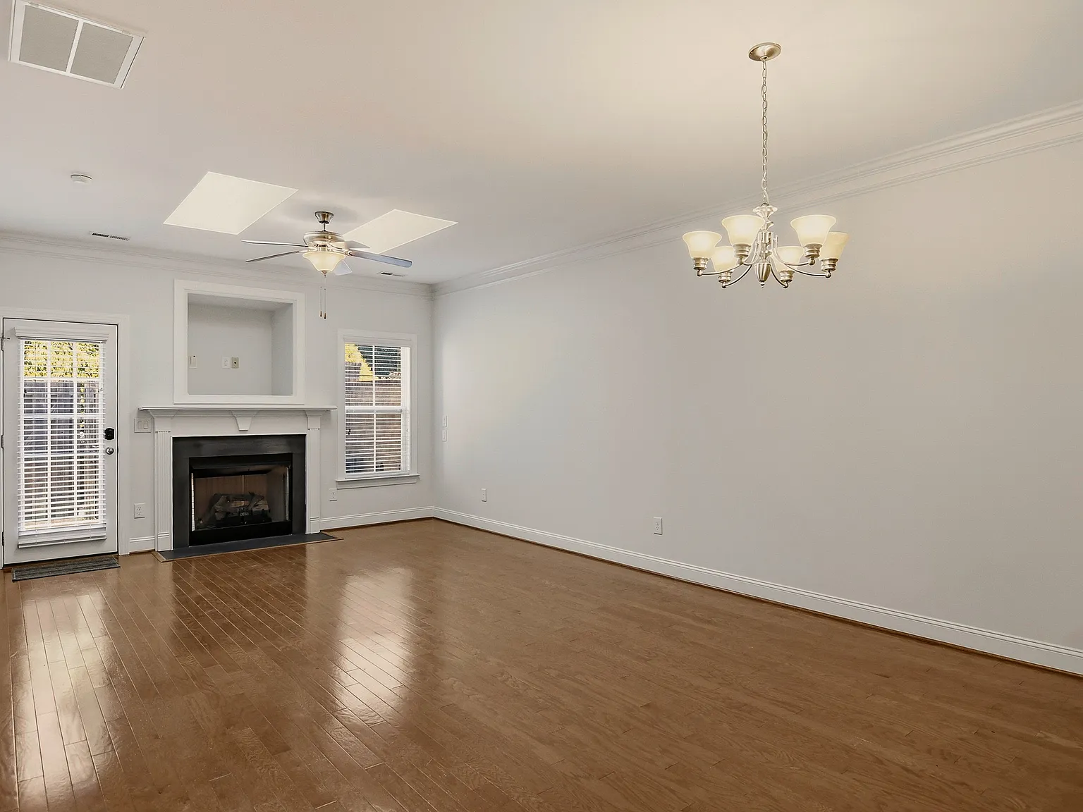 3 bed, 2055 sqft, $2,200 — Photo 3