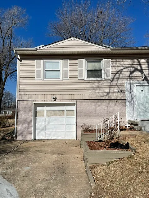 4 bed, 1.5 bath, 2200 sqft, $2,500 — Photo 2