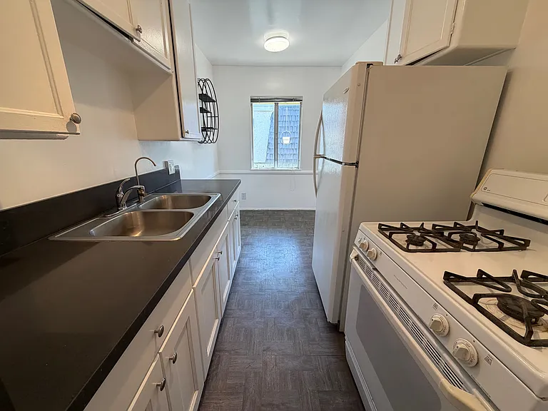 2420 Ocean Park Blvd #F — Photo 8