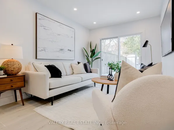 146 Hanson St, Toronto, ON M4C 1A4