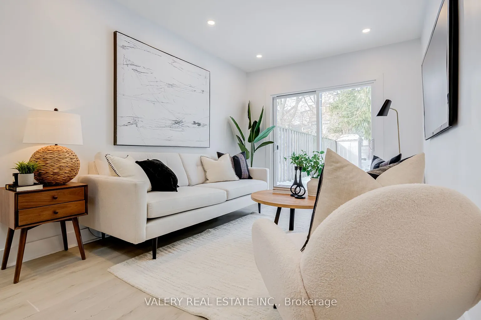 146 Hanson St photo 1