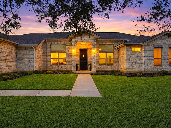 2nd image of 109 W Short Meadow