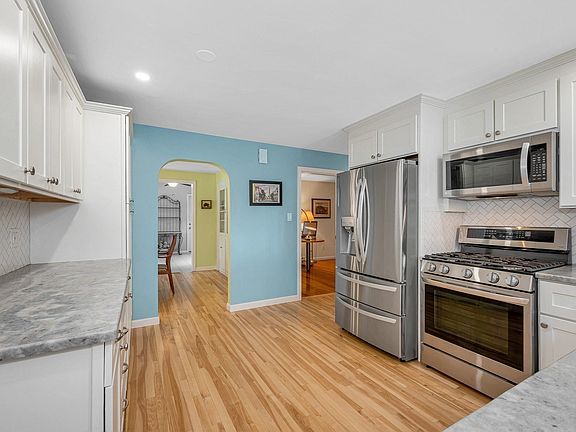 3rd image of 6 Forrest St