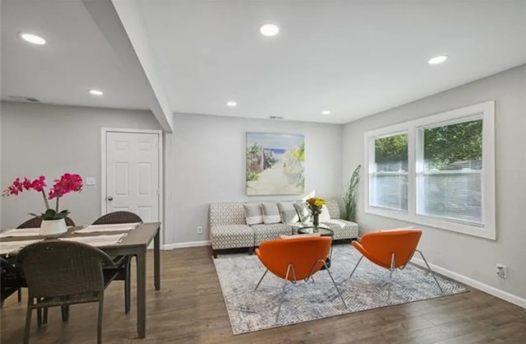 3 bed, 1100 sqft, $1,550 — Photo 2