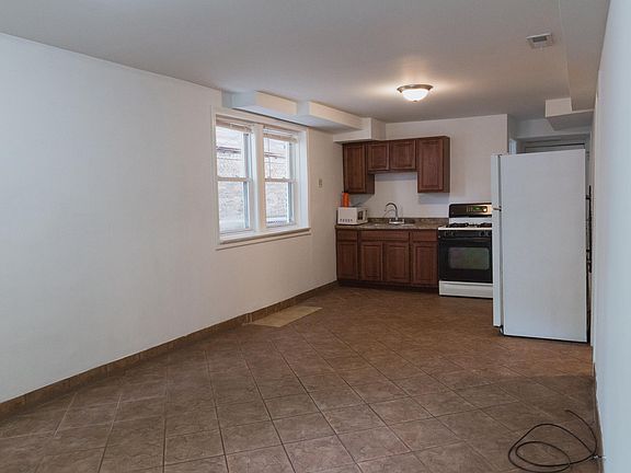 3rd image of 2930 N Sacramento Ave