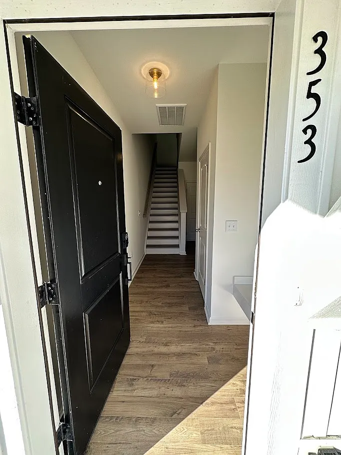 3 bed, 3.5 bath, 1996 sqft, $1,895 — Photo 3