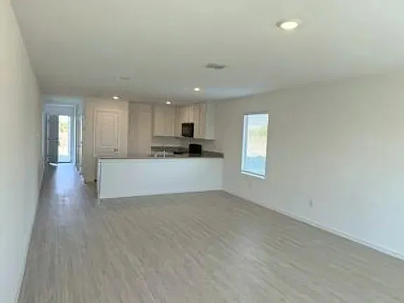 3 bed, 2.5 bath, 1376 sqft, $1,900 — Photo 4