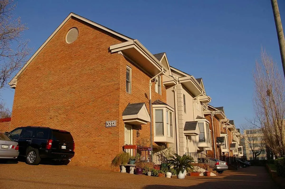 3313 Fairmont Dr — Photo 1