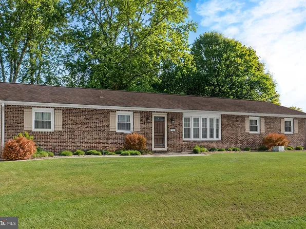 102 Fairway Dr, Mechanicsburg, PA 17055