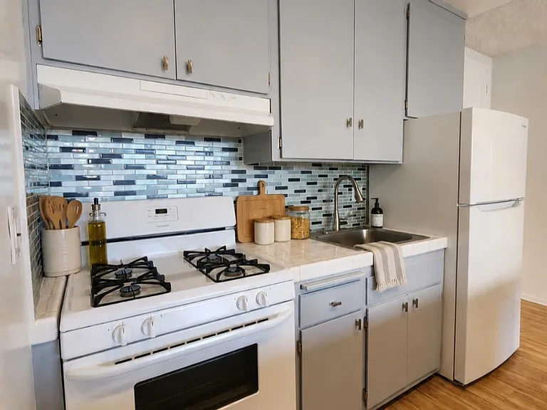1447 S Saltair Ave #208 — Photo 7