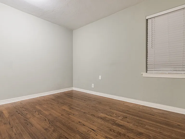1906 Dorchester Dr — Photo 14