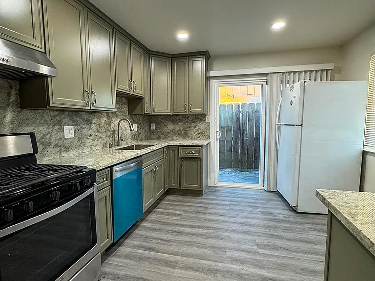 333 Dumont Ave #1 — Photo 5
