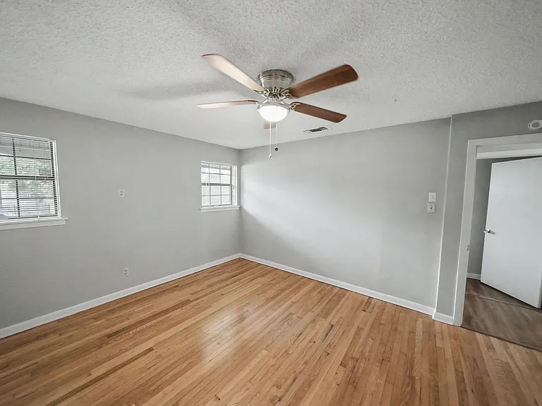 12715 Middle Ln — Photo 33