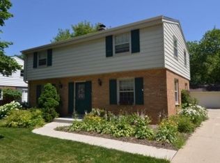 7330 N Iroquois Rd, Fox Point, WI 53217