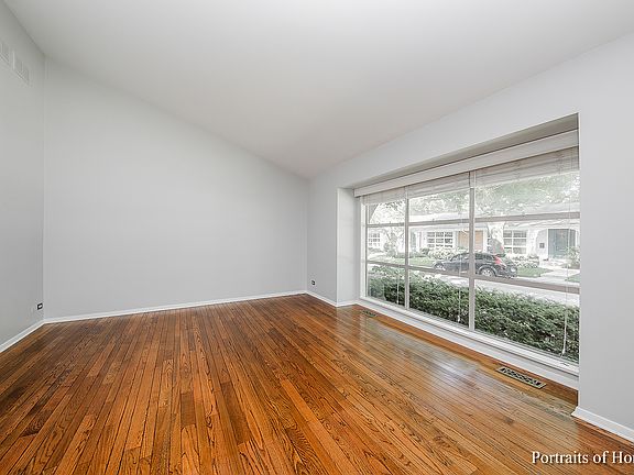 4th image of 726 Carriage Hill Dr
