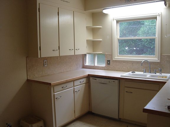 Tumble stone backsplash/new countertops/dw and disposal new