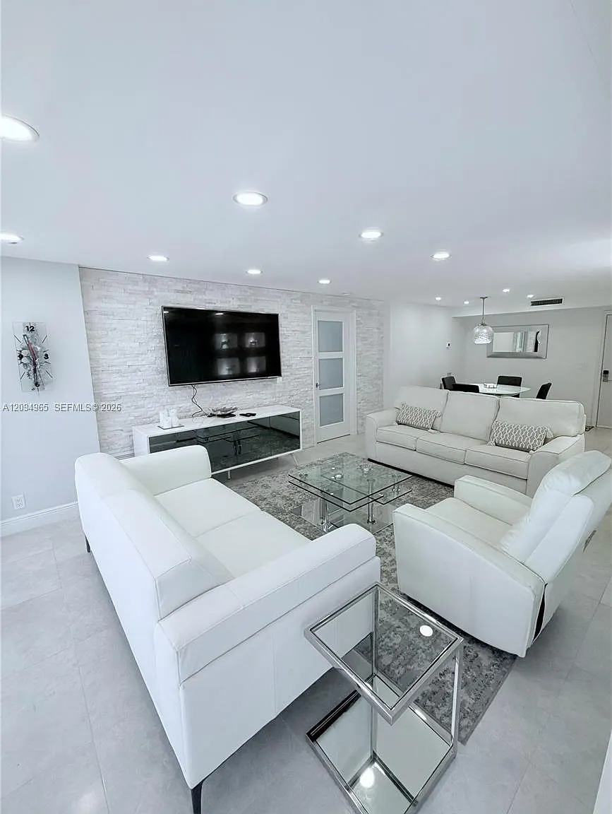 Silver Thatch Atlantic Pl — Photo 1