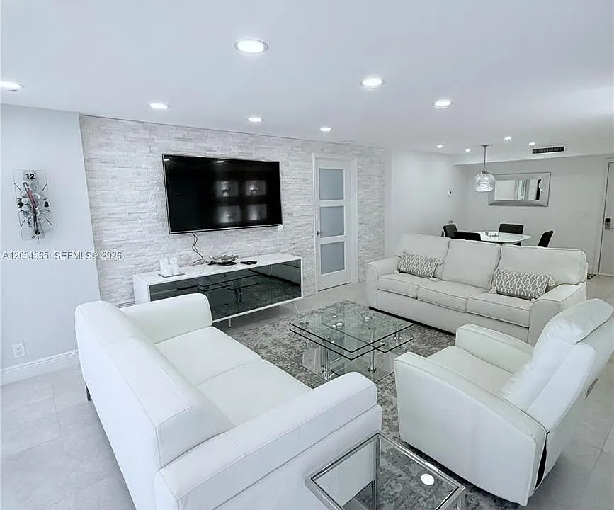 531 N Ocean Blvd #404