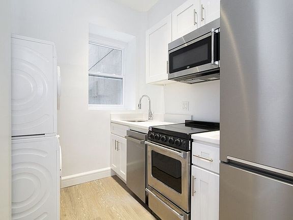 4th image of 138 Ludlow St APT 4