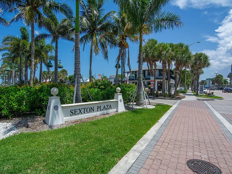 676 Royal Palm Pl — Photo 23