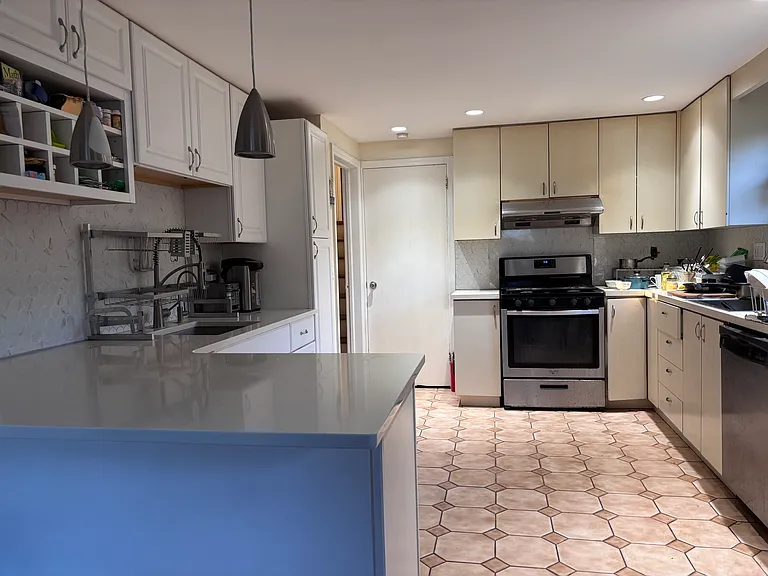18 Swan Rd — Photo 2